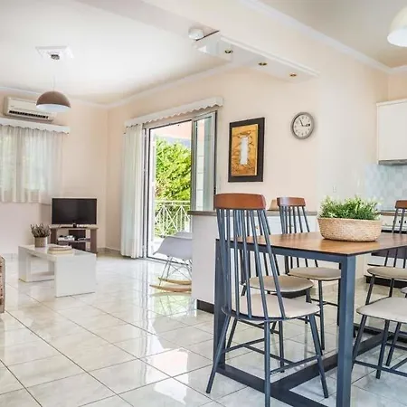 Sleeps 6 Pool Air Con Wifi Karavádhos