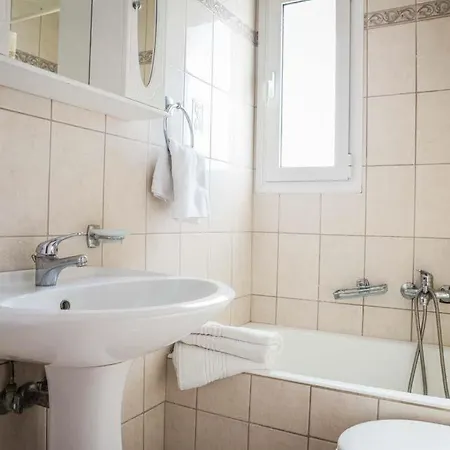 Sleeps 6 Pool Air Con Wifi